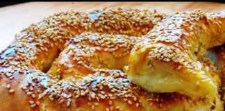 Τυροκουλούρα με θρυμματισμένη φέτα και ελαιόλαδο. Τυροκουλούρα