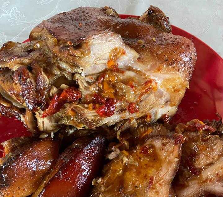 xoirinoKotsi Κότσια χοιρινά με δενδρολίβανο και μανιτάρια