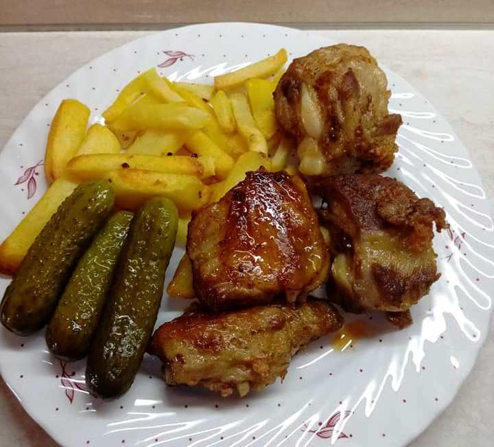 xoirinoPatates Χοιρινό με λίπος στο τηγάνι και τηγανιτές πατάτες