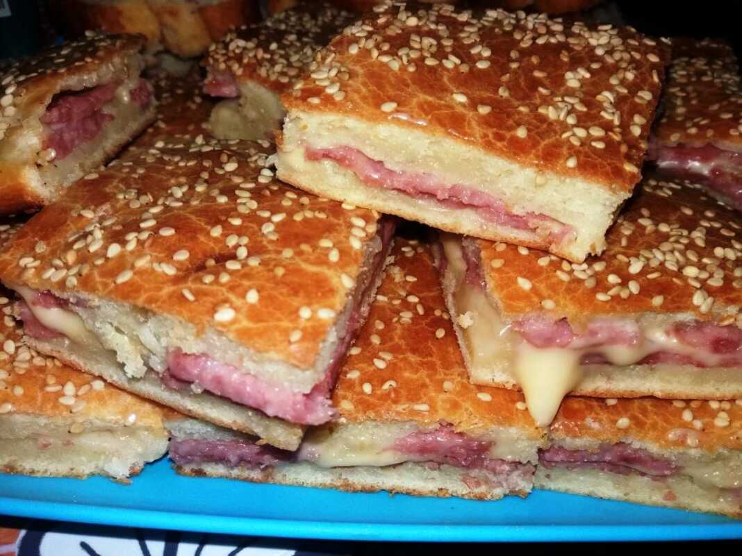 πίτα με σαλάμι και τυρί