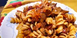 Ζυμαρικά με λουκάνικο και μανιτάρια