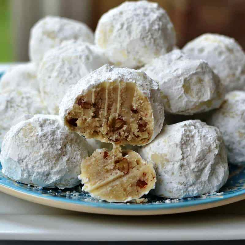 Μπισκοτα με καρύδι Ζύμη μπισκότου με καρύδι και ζάχαρη άχνη