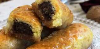 Φωτογραφία από πιάτο με γεμιστά κουλουράκια με σοκολάτα και καρύδια, σιροπιασμένα και έτοιμα για σερβίρισμα.