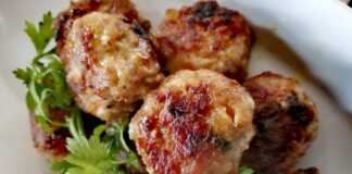 Ζεστοί, ροδοψημένοι μοσχαρίσιοι κεφτέδες σε ένα τηγάνι, περιχυμένοι με μια χρυσαφένια σάλτσα λεμονιού.