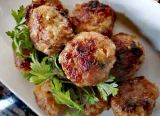 Ζεστοί, ροδοψημένοι μοσχαρίσιοι κεφτέδες σε ένα τηγάνι, περιχυμένοι με μια χρυσαφένια σάλτσα λεμονιού.