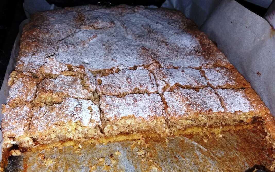 KeikMarmeladaKaridia Κέικ με μαρμελάδα και καρύδια