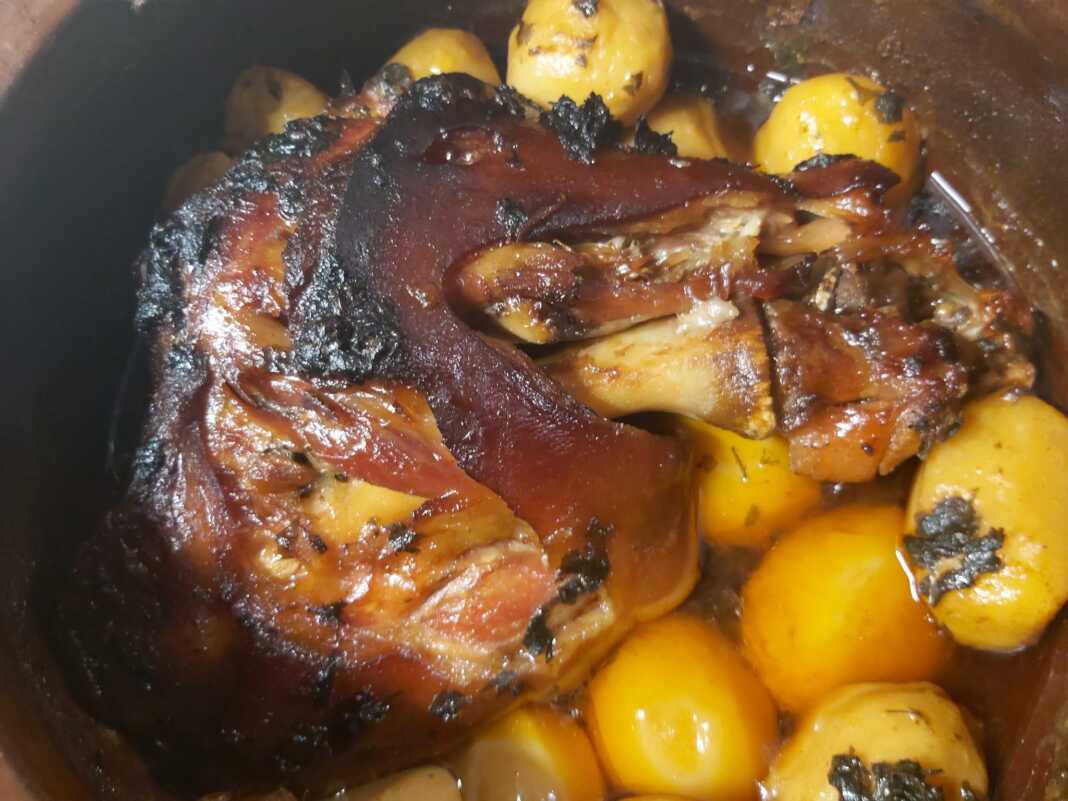 χοιρινό κότσι ψημένο στη γάστρα