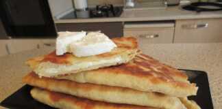 Πίτες γεμιστές με φέτα και κίτρινο τυρί