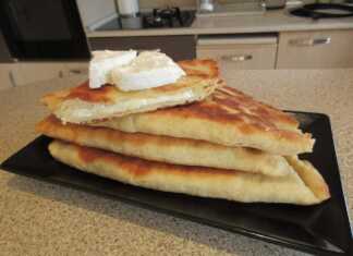 Πίτες γεμιστές με φέτα και κίτρινο τυρί