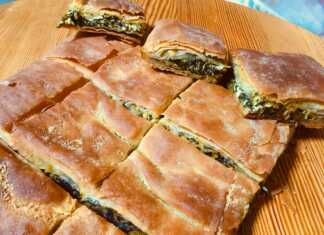 Ζεστή σπανακοπρασοτυρόπιτα μόλις βγήκε από τον φούρνο με χρυσαφένιο τραγανό φύλλο και πλούσια πράσινη γέμιση