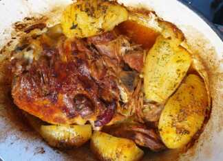 Ένα ολόκληρο κομμάτι αρνί στο φούρνο με πατάτες, ψημένο και ροδισμένο, μέσα σε ταψί
