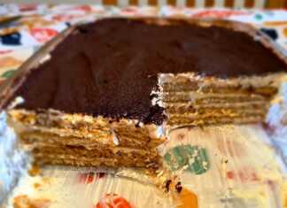 Παραλληλόγραμμο γλυκό Μπισκοτομισού σε ταψί, με στρώσεις μπισκότων, λευκή κρέμα και πλούσια στρώση πικρού κακάο στην επιφάνεια.