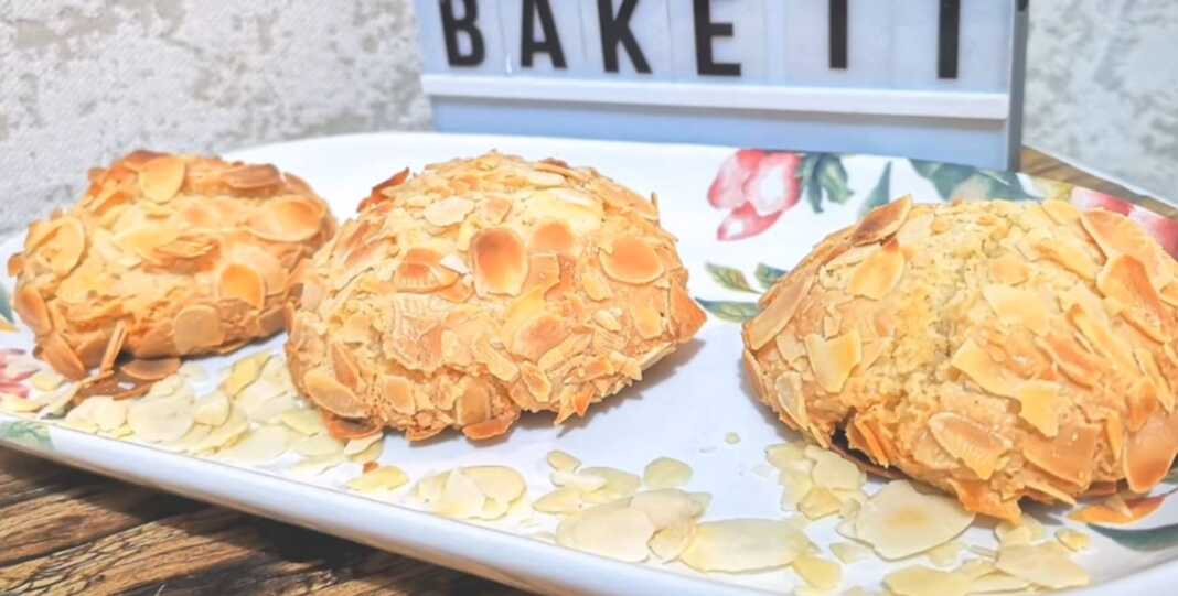 Εργολάβοι Αμυγδάλου, ψημένοι, με επικάλυψη από αμύγδαλο φιλέ, σερβιρισμένοι σε πιατέλα.