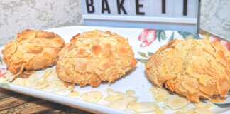 Εργολάβοι Αμυγδάλου, ψημένοι, με επικάλυψη από αμύγδαλο φιλέ, σερβιρισμένοι σε πιατέλα.