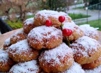 Μικρά στρογγυλά Νηστίσιμα ινδοκάρυδα σιροπιαστά, πλούσια καλυμμένα με λευκό τριμμένο ινδοκάρυδο, τοποθετημένα σε πιατέλα