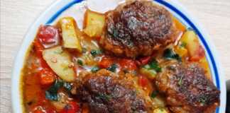 Κεφτέδες με πατάτες και σάλτσα ντομάτας στο φουρνό