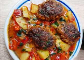 Κεφτέδες με πατάτες και σάλτσα ντομάτας στο φουρνό