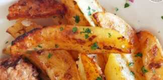 Λαχταριστές πατάτες φούρνου με μαγιονέζα συνοδευόμενες από κεφτεδάκια