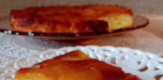 Ένα κομμάτι από ανάποδο κέικ με καραμελωμένα ροδάκινα στην κορυφή, τοποθετημένο σε ένα πιάτο.