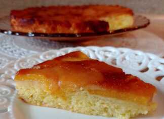 Ένα κομμάτι από ανάποδο κέικ με καραμελωμένα ροδάκινα στην κορυφή, τοποθετημένο σε ένα πιάτο.