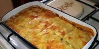 Η τραγανή Κιμαδόπιτα με Πατάτα μόλις βγήκε από τον φούρνο.