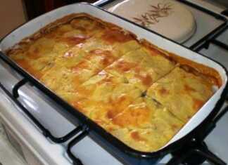 Η τραγανή Κιμαδόπιτα με Πατάτα μόλις βγήκε από τον φούρνο.