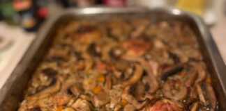 Ταψί με κοτόπουλο κομμάτια, ρύζι και μανιτάρια ψημένα στο φούρνο.