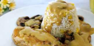 Λαχταριστό κοτόπουλο με σάλτσα λευκού κρασιού, μανιτάρια και ρύζι