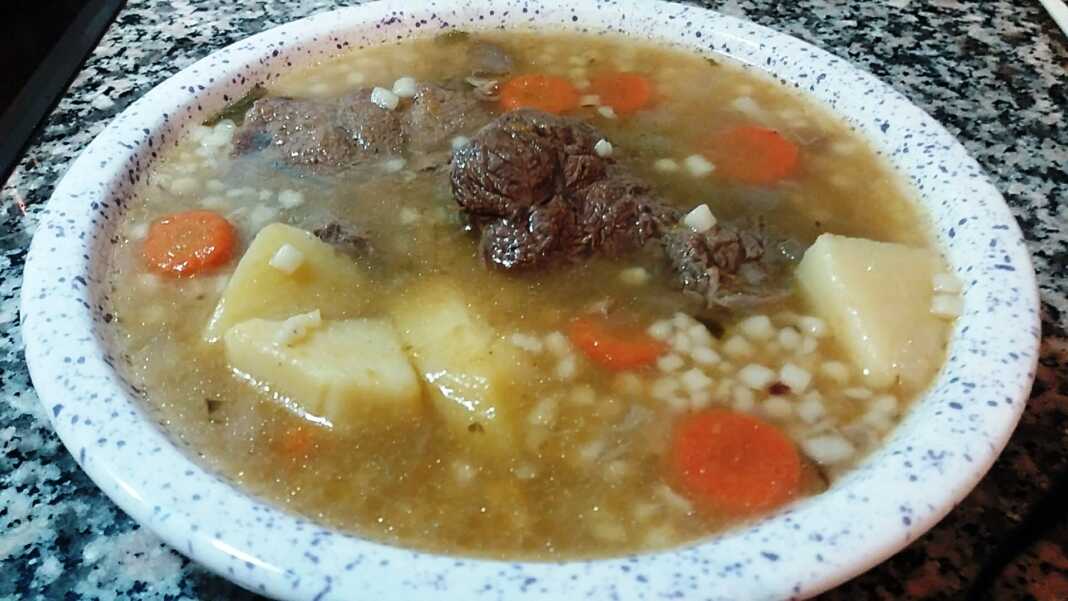 ζεστή Κρεατόσουπα με μοσχάρι, κουσκουσάκι και ορατά τα κομμάτια καρότου και σέλινου.