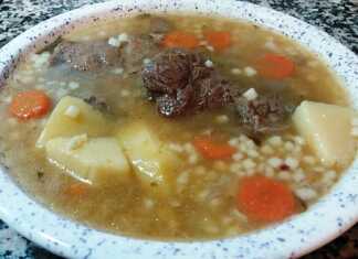 ζεστή Κρεατόσουπα με μοσχάρι, κουσκουσάκι και ορατά τα κομμάτια καρότου και σέλινου.