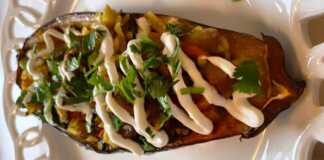 Μελιτζάνα γεμιστή με λαχανικά και σάλτσα