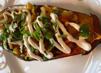 Μελιτζάνα γεμιστή με λαχανικά και σάλτσα