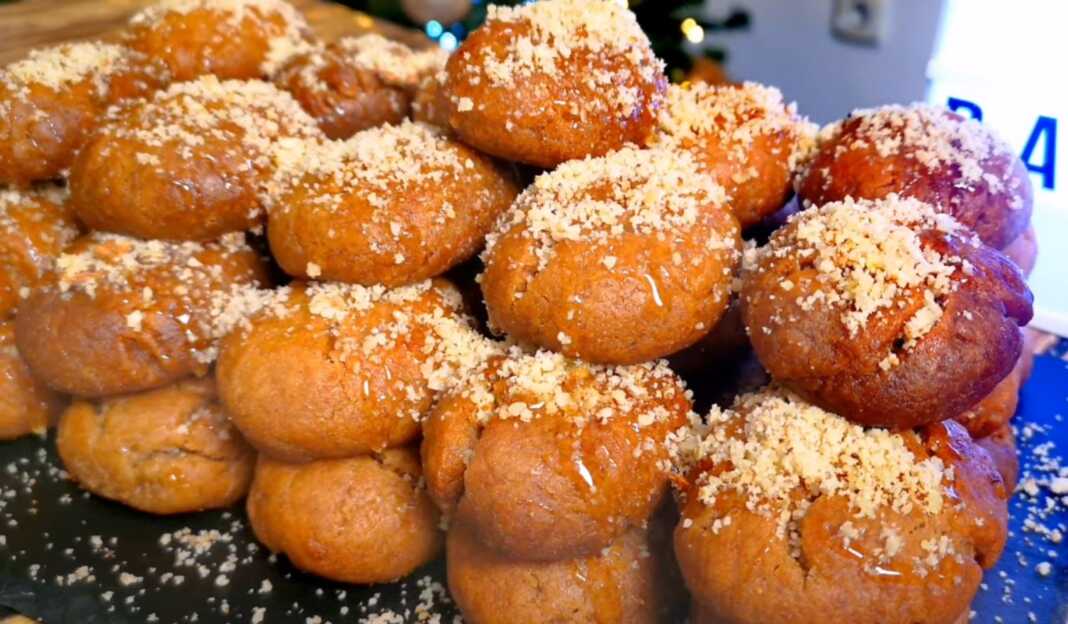 melomakarona Σμυρναίικα Φοινίκια με πλούσιο μέλι και τριμμένο καρύδι, έτοιμα για σερβίρισμα.