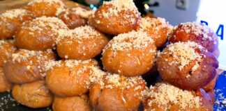 Σμυρναίικα Φοινίκια με πλούσιο μέλι και τριμμένο καρύδι, έτοιμα για σερβίρισμα.