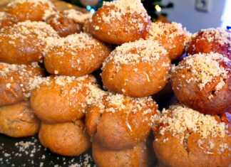 Σμυρνέϊκα Φοινίκια…είμαι σίγουρος δεν θα φτιάξετε καλύτερα Σμυρναίικα Φοινίκια με πλούσιο μέλι και τριμμένο καρύδι, έτοιμα για σερβίρισμα.