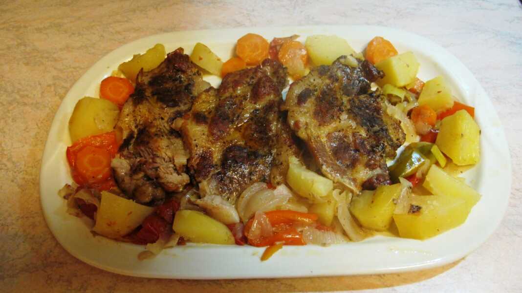 Χοιρινές μπριζόλες με λαχανικά σε πήλινη κατσαρόλα