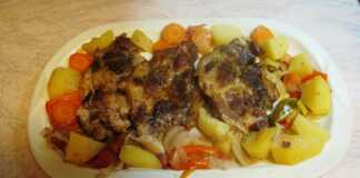 Χοιρινές μπριζόλες με λαχανικά σε πήλινη κατσαρόλα