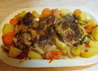 Χοιρινές μπριζόλες με λαχανικά σε πήλινη κατσαρόλα