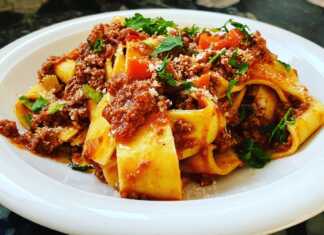 Φαρδιές παπαρδέλες με πλούσια σάλτσα από κιμά αγριογούρουνου αρωματισμένη με δεντρολίβανο και πασπαλισμένη με παρμεζάνα