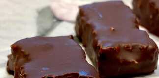 Παστάκια με καρύδα και μέλι, βουτηγμένα σε μαύρη σοκολάτα.