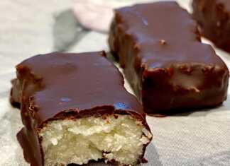 Παστάκια με καρύδα και μέλι, βουτηγμένα σε μαύρη σοκολάτα.