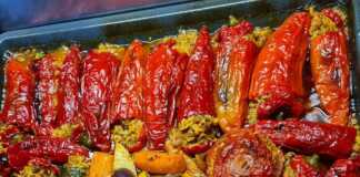 Γεμιστές πιπεριές με ρύζι, κιμά και σταφίδες