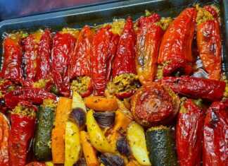 Γεμιστές πιπεριές με ρύζι, κιμά και σταφίδες