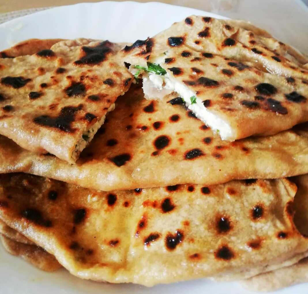 Πίτες γεμιστές με τυρί και μαϊντανό στο τηγάνι