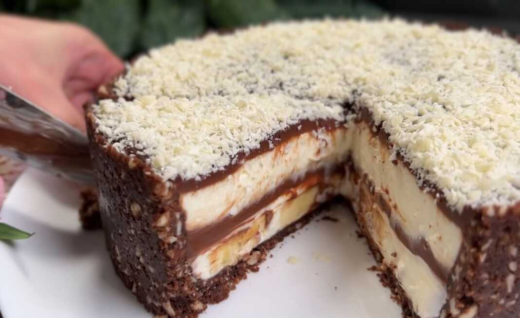 protoxroniatikoGliko0 Δροσερό Σοκολατογλυκό με Κρέμα και Μπανάνα, έτοιμο για σερβίρισμα.