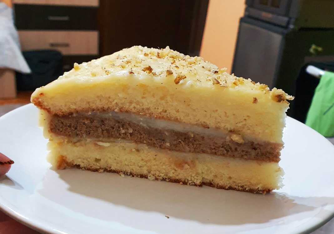 Τούρτα με κρέμα και καρύδια