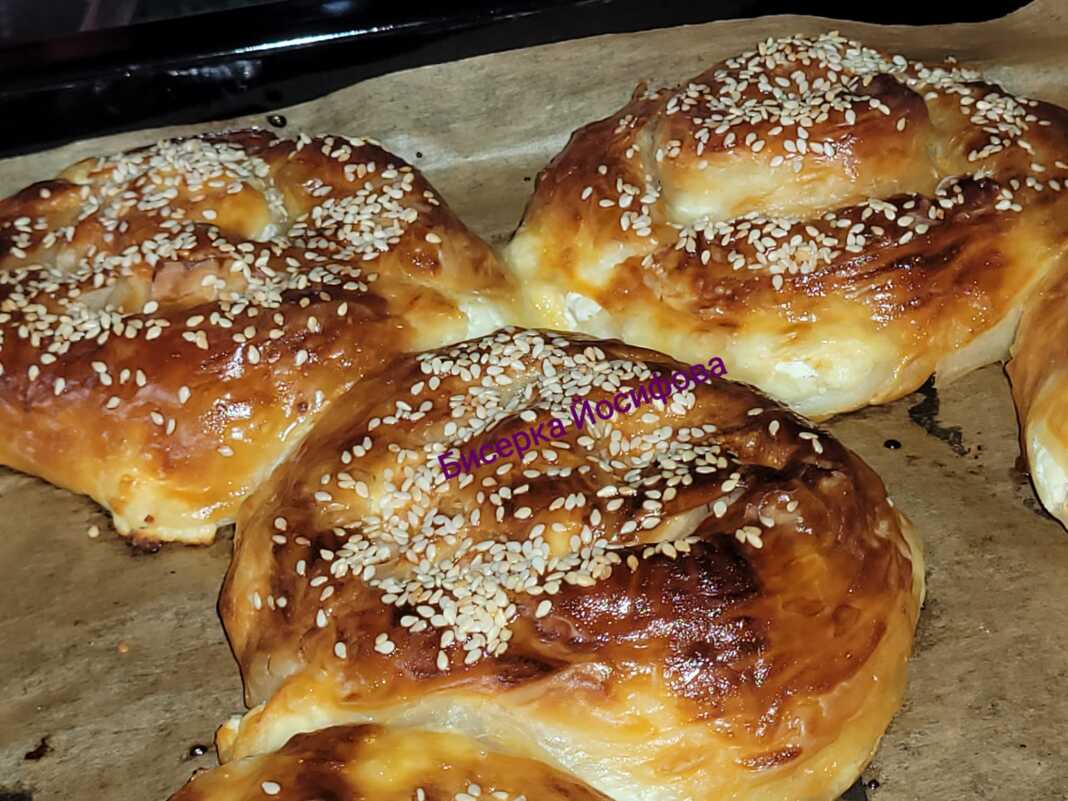 Τα ψημένα Τυροπιτάκια με Μαγιονέζα σε ταψί, έτοιμα για σερβίρισμα.