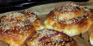 Τα ψημένα Τυροπιτάκια με Μαγιονέζα σε ταψί, έτοιμα για σερβίρισμα.