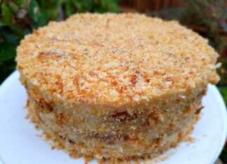 Μια εντυπωσιακή τούρτα Ναπολεόν καλυμμένη παντού με τριμμένα χρυσαφένια σφολιατίνια και στρώσεις λευκής κρέμας