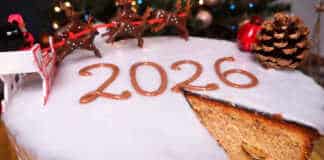 Μια εντυπωσιακή βασιλόπιτα κέικ καλυμμένη με λευκό γυαλιστερό γλάσο και στολισμένη για την υποδοχή του νέου έτους